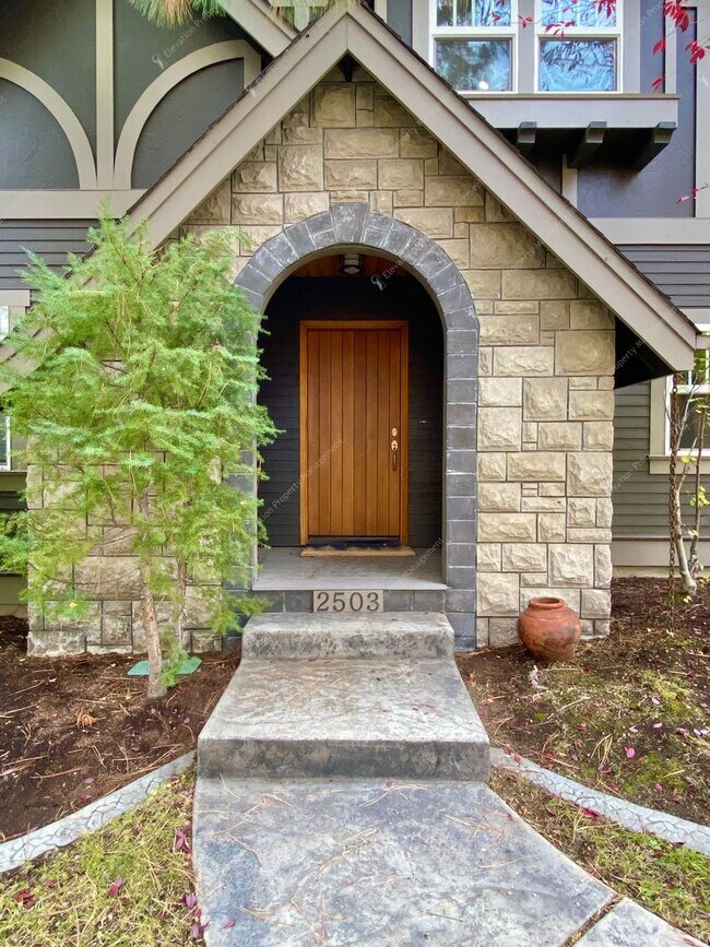 Foto del edificio - Northwest Crossing Gem! Bonus Office and Family Room