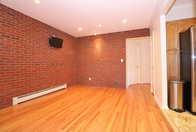 Dining Room - 1535 E Gun Hill Rd