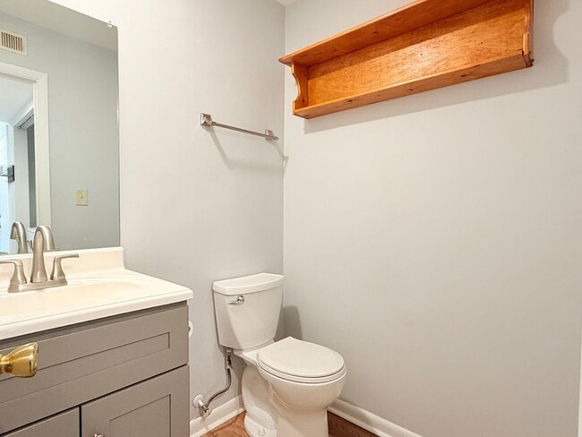 Building Photo - End unit 3 Bedroom Townhome