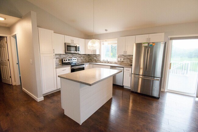 Foto del edificio - Gorgeous 4br home on nice lot with no backyard neighbors!