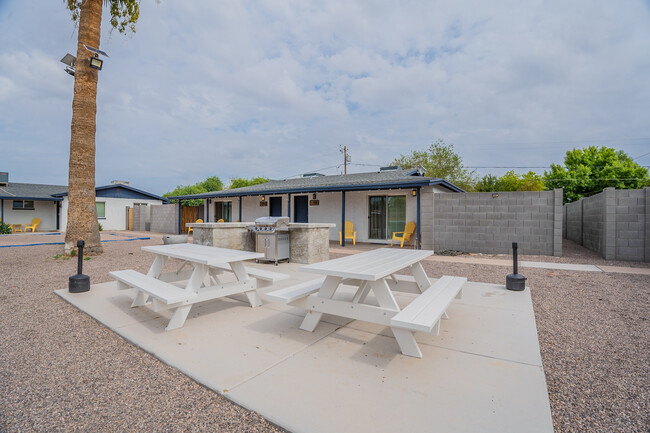Building Photo - 1212 E Tempe Dr