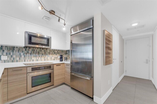 Building Photo - 1300 Brickell Bay Dr
