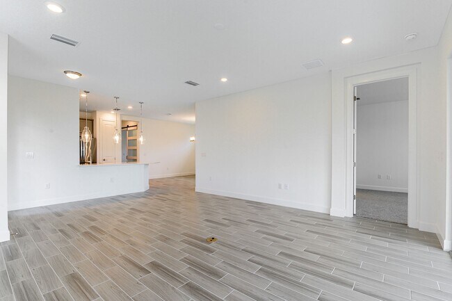 Building Photo - Stunning 2 Bed/2 Bath Home in Esplanade wi...