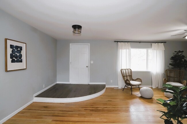 Photo - Spacious 5-Bed Gem with Finished Basement ... Apartment