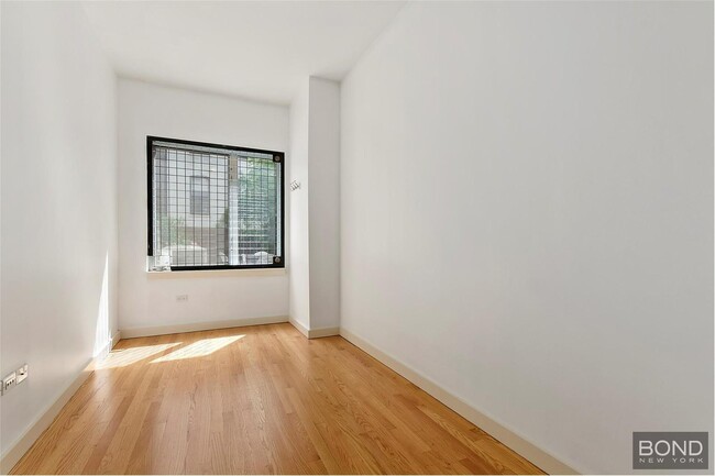Building Photo - Modern South Harlem 2BR with Private Courtyard