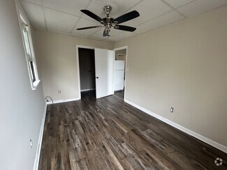 Building Photo - 117 Oak St