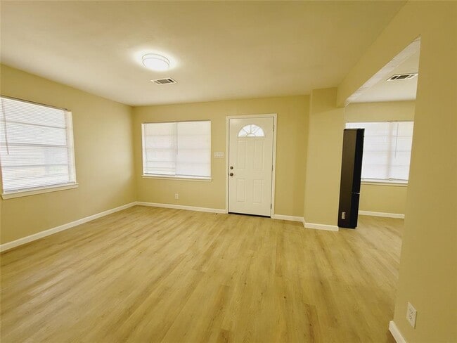 Building Photo - 4910 Mayflower St