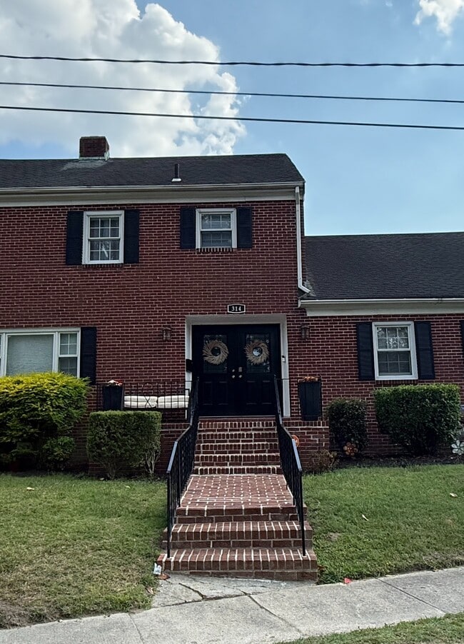 Building Photo - 314 W Rd