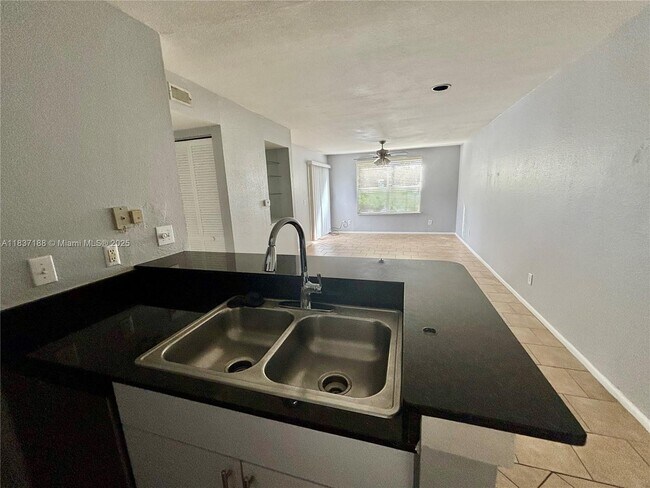 Foto del edificio - 1845 Palm Cove Blvd