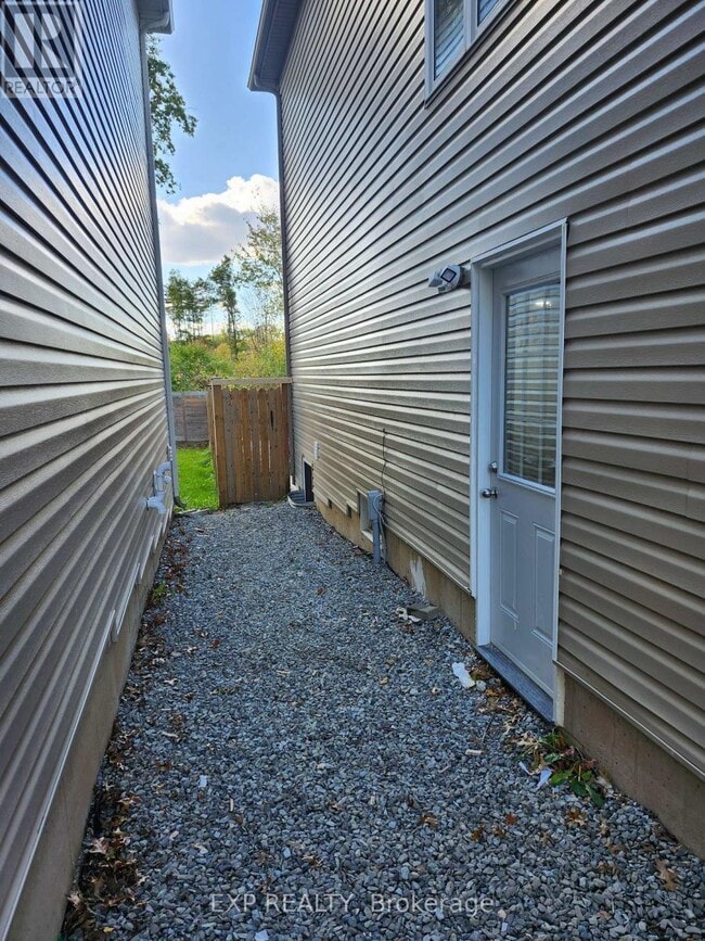 Building Photo - 182 Esther Cres