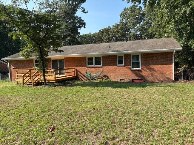 Parte trasera de la casa con terraza nueva. - 3608 Red Bud St