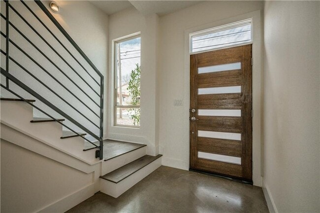 Building Photo - 2803 Crest Ave