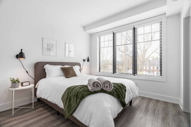 Building Photo - 585 Queens Ave