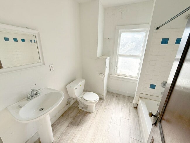Building Photo - 3 BED 1 BATH BEAUTIFUL SINGLE FAMILY HOME