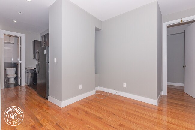 Building Photo - 367 S 5th St