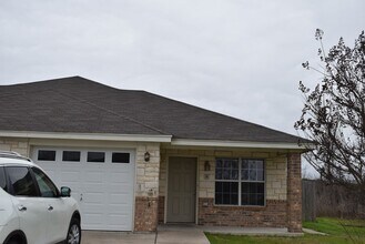 Building Photo - 1600 Nicholas Cir