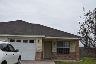 Building Photo - 1600 Nicholas Cir