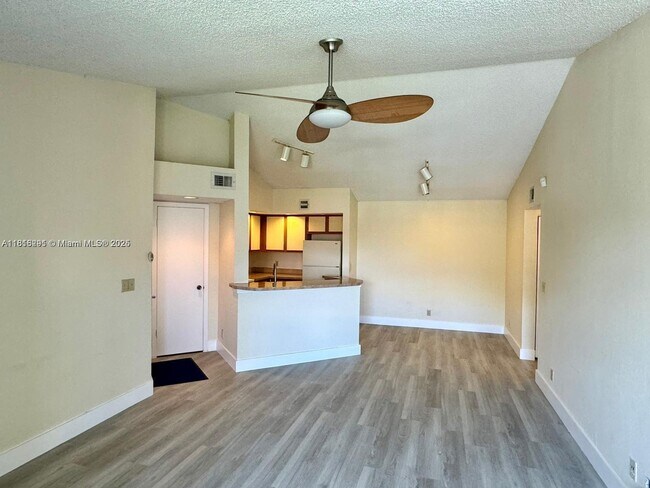 Foto del edificio - 3390 Pinewalk Dr N