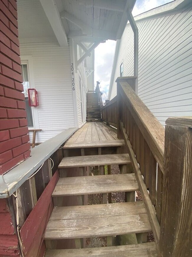 Building Photo - 1 bedroom upstairs unit in North Shore!