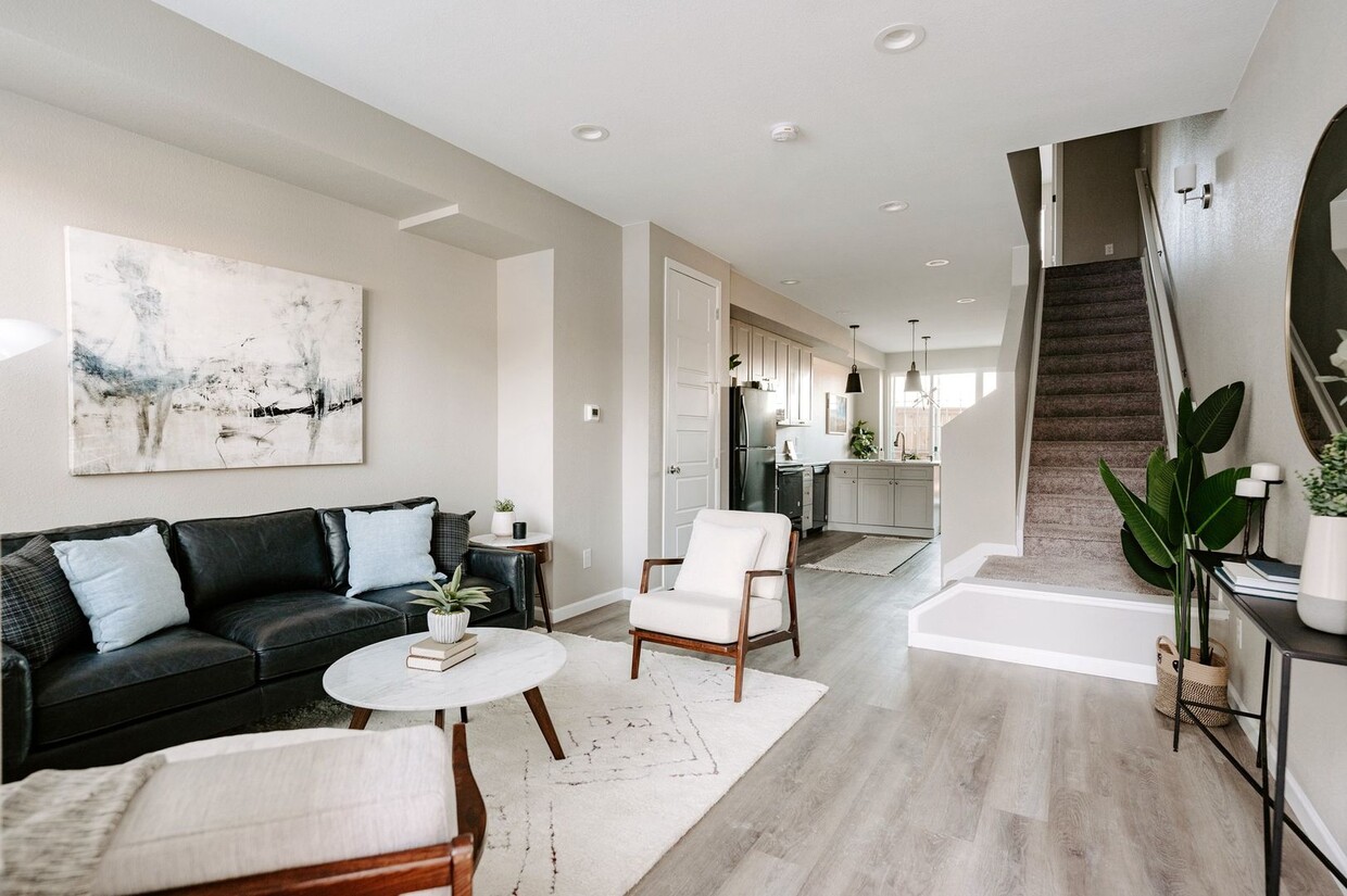 Foto principal - Gorgeous Townhome near Edgewater!