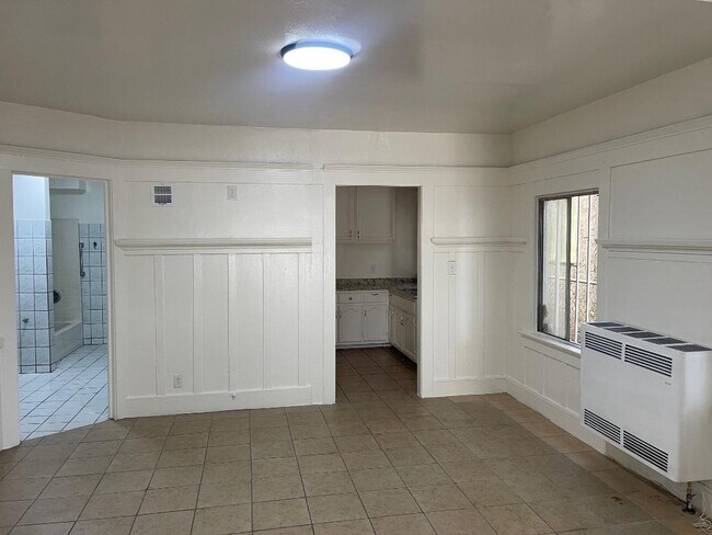 Building Photo - 702 W Vernon Ave