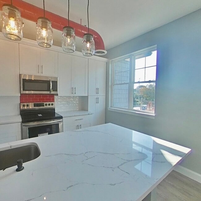 Building Photo - 15 Oak St