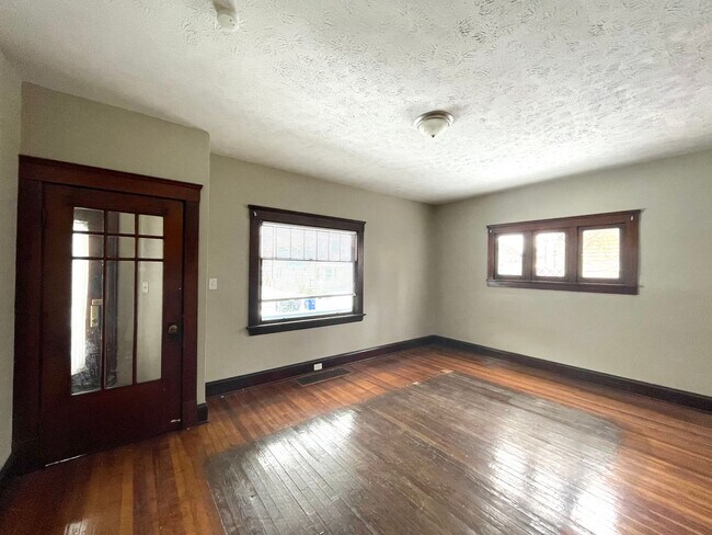 Building Photo - Cleveland West Side 4BR - AVAILABLE NOW!