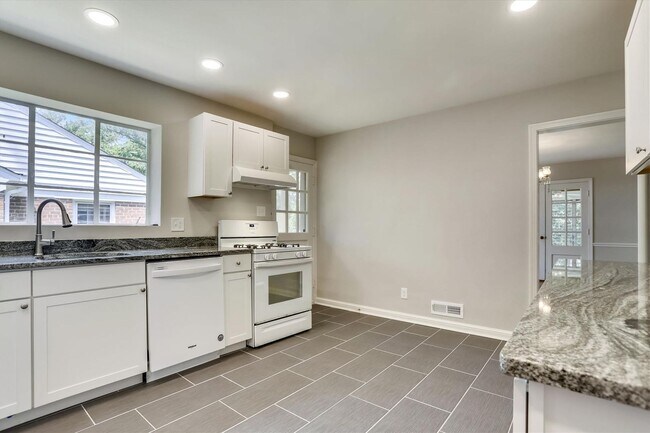 Foto del edificio - One Level Living -- 5bed / 3bath - Chevy Chase