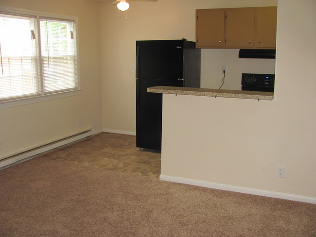 Dining Room / Kitchen Bar - Oakdale Farms