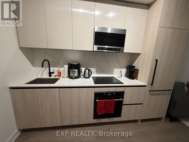 Building Photo - 425 Front St E