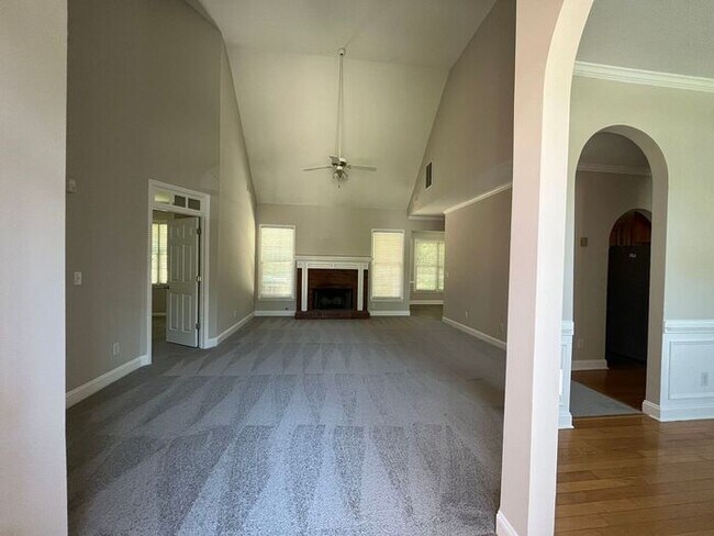 Building Photo - 510 MacLand Dr