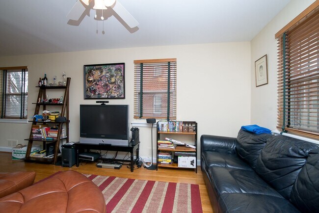 Building Photo - Lovely three-story 2BR/2BA duplex located ...