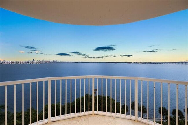 Foto del edificio - 1420 Brickell Bay Dr