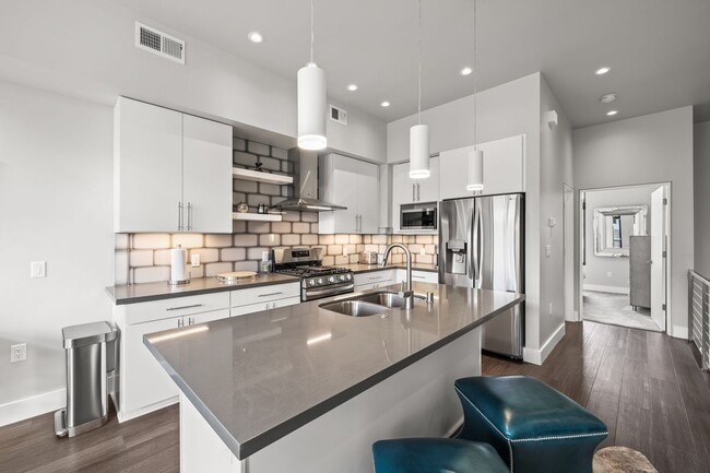 Building Photo - Fully Furnished Modern Downtown Townhome – Utilities Included – Walk to River & Midtown