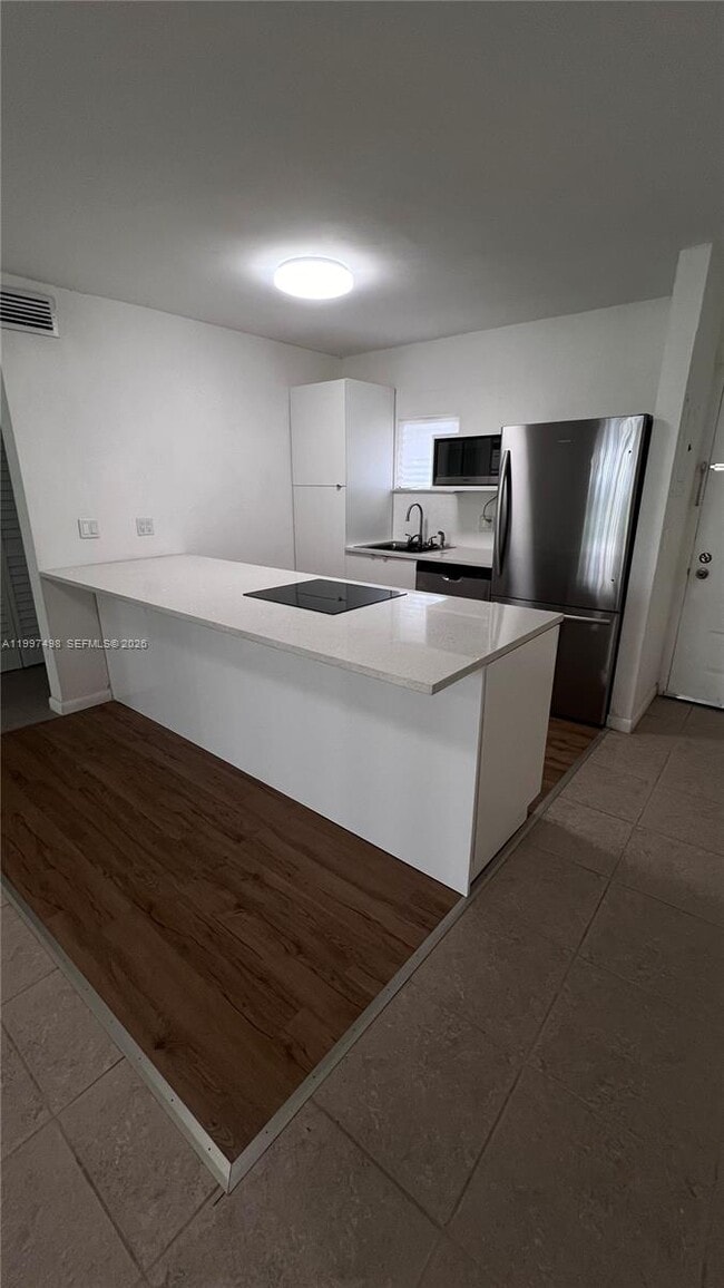 Foto del edificio - 8215 Lake Dr