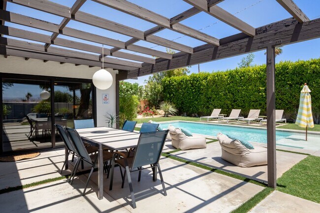 Foto del edificio - Luxury Mid Century Oasis in Palm Springs