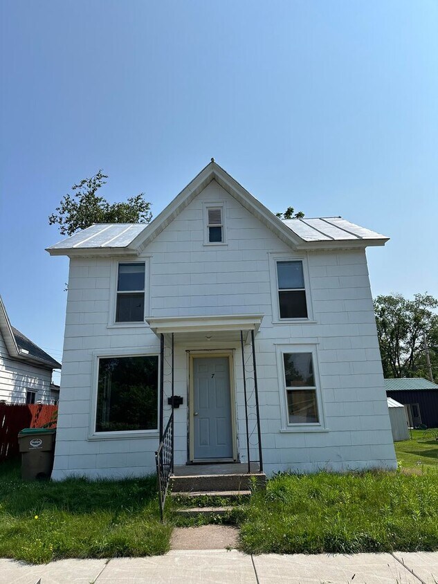 Primary Photo - 7 N State St