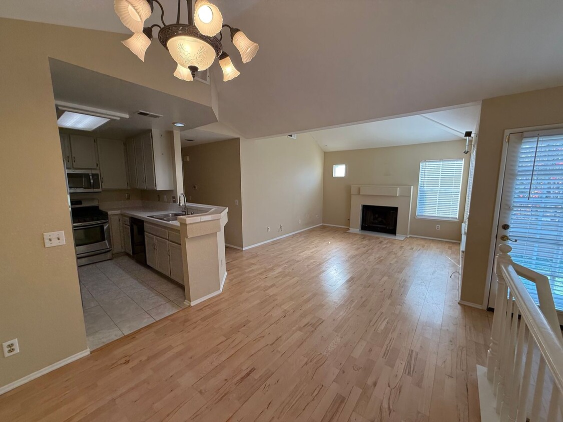 Foto principal - 2 Bed, 2 Bath Townhome in Belsera with att...