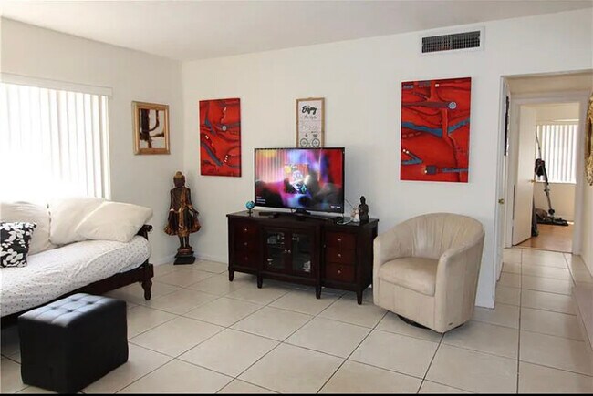 Foto del edificio - 2230 NE 56th Pl