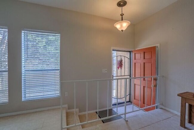Foto del edificio - 8731 Comanche Rd NE
