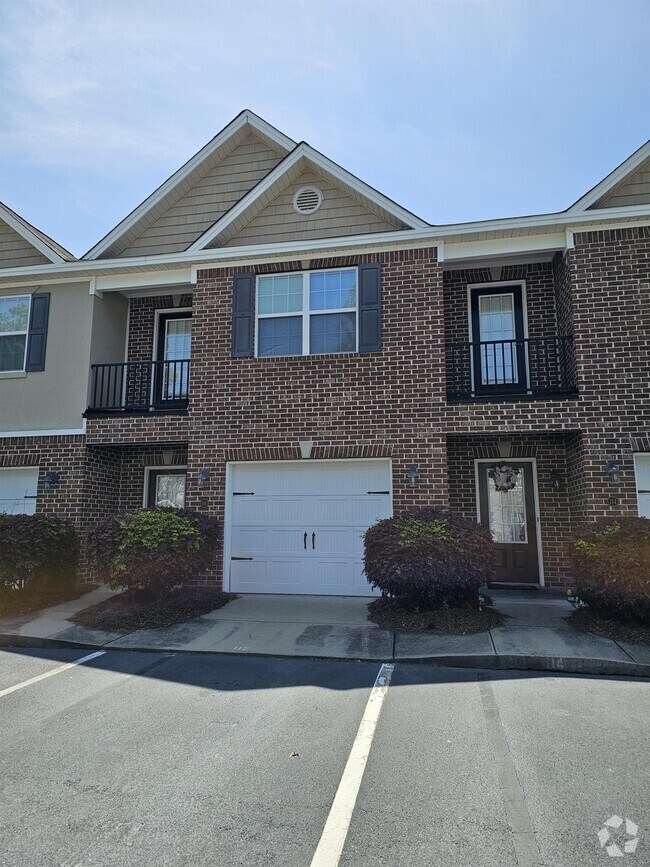 Stonelake Townhomes Apartments for Rent with Washer & Dryer Savannah