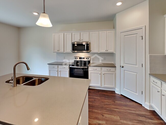 Building Photo - 5208 Valor Dr