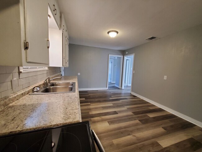 Foto del edificio - Beautiful 3 bedroom 1 bath home AVAILABLE NOW!