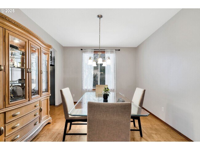 Foto del edificio - Spacious 3-Bedroom Home with Vaulted Ceili...