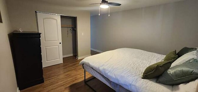 Building Photo - 432 Sanders St