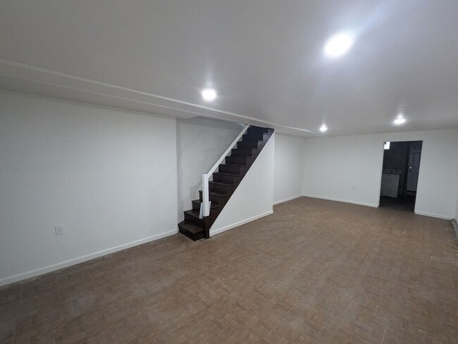 Building Photo - Beautiful Twin - Bells Corner