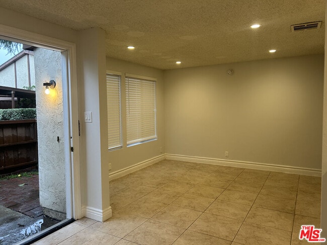 Foto del edificio - 14501 Tupper St