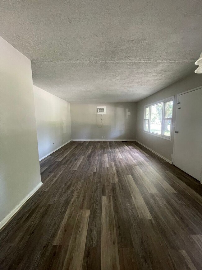 Building Photo - Three Bedroom House