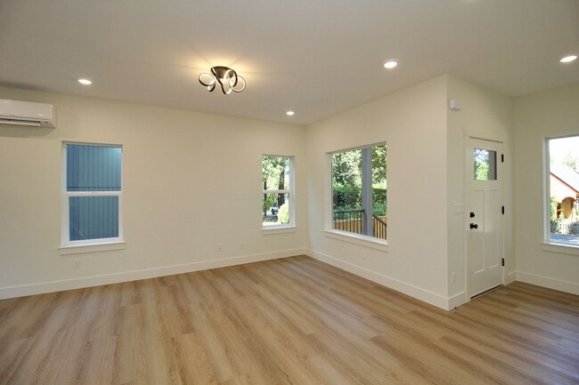Building Photo - 4660 SW Fairvale Ct