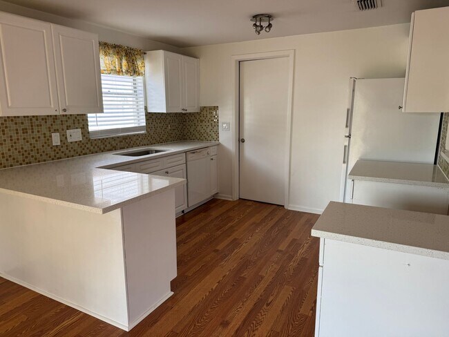 Foto del edificio - Freshly Updated Lake-Front Retreat in Desi...